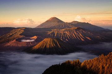 Ingelijste posters Indonesië Bromo vulkaan in ochtendmist  © johnnychaos