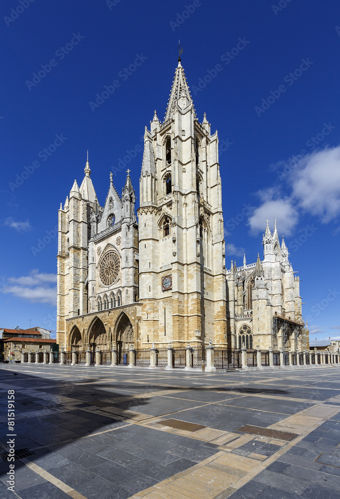 Central facade, tower and rose window of the cathedral of Leon