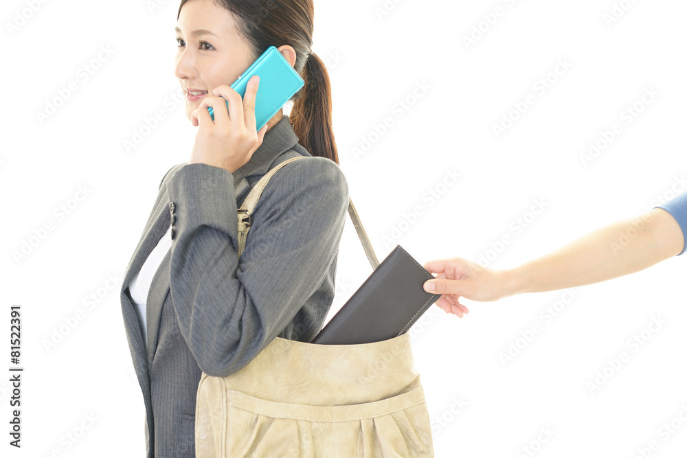 財布を盗まれる女性 財布を盗まれる女性