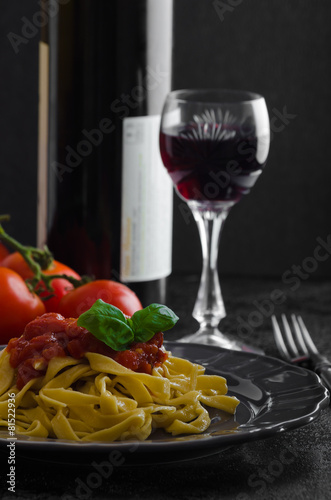 Semolina pasta with spicy tomato salsa, garlic and basil