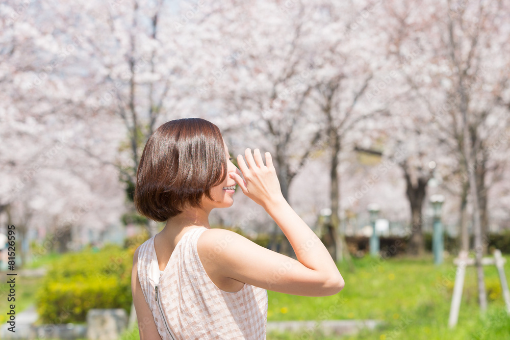 満開の桜と若い女性　 桜ノ宮公園(大川)