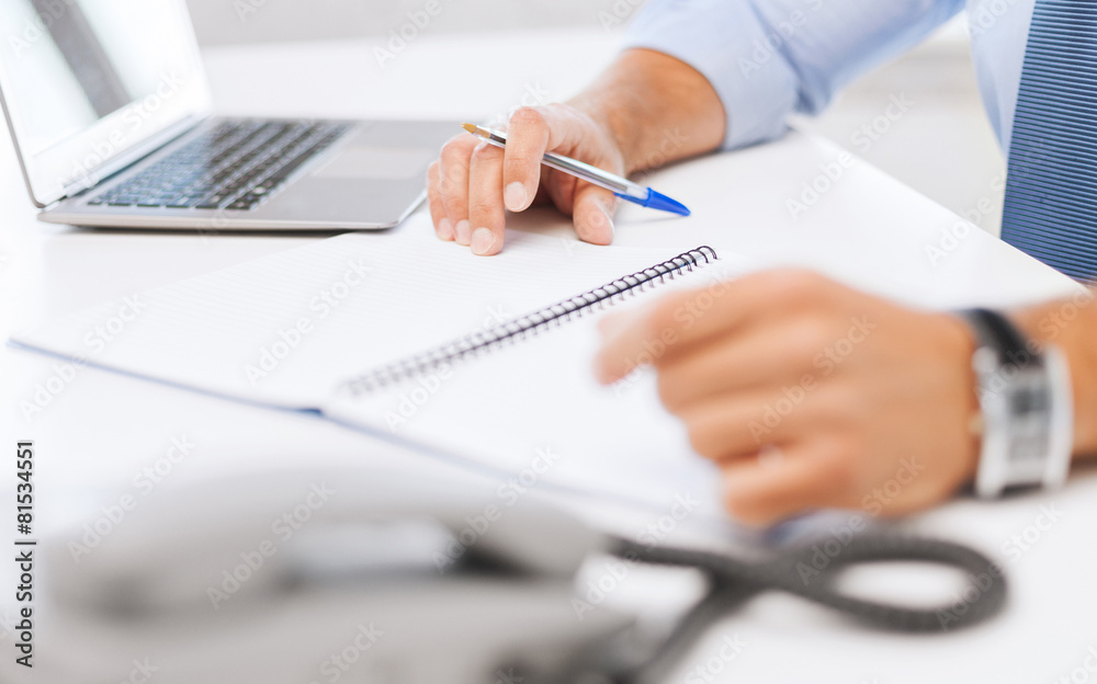 Obraz premium businessman writing in notebook
