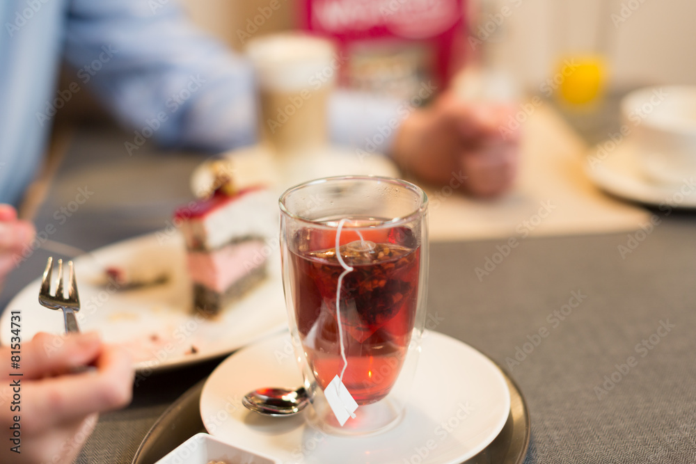 Tasse Tee im Café Tasse Tee im Café