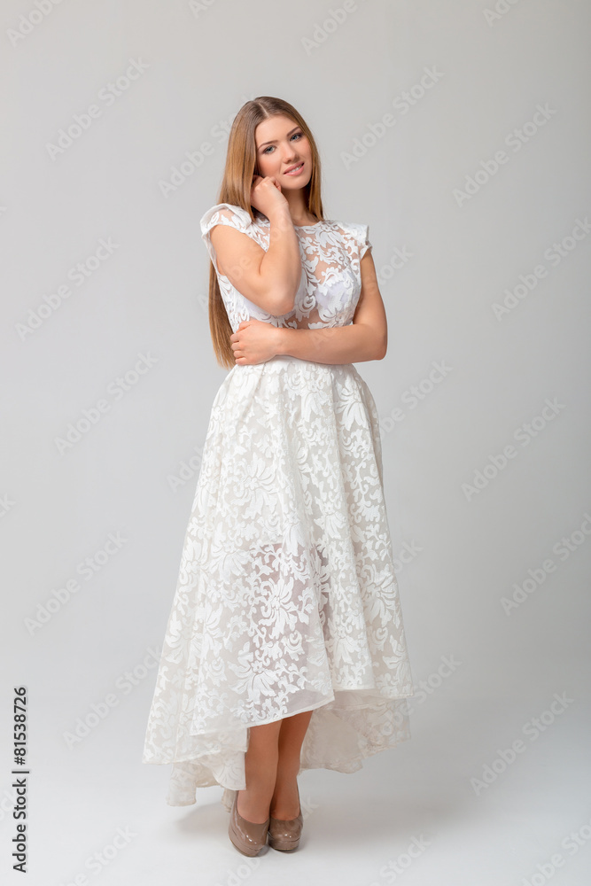 Naklejka premium Young woman in a white dress