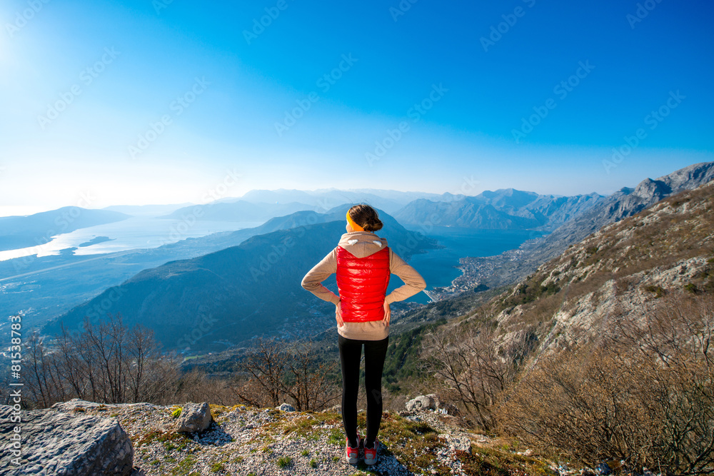 Obraz premium Sport woman on the top of mountain