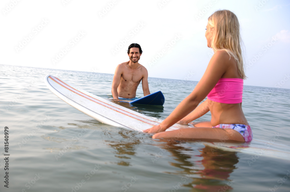 Obraz premium Surfendes Paar