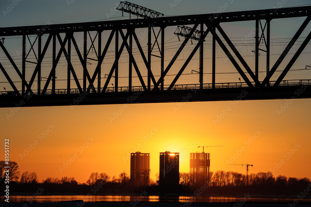 Obraz premium Railroad bridge and construction site on river bank