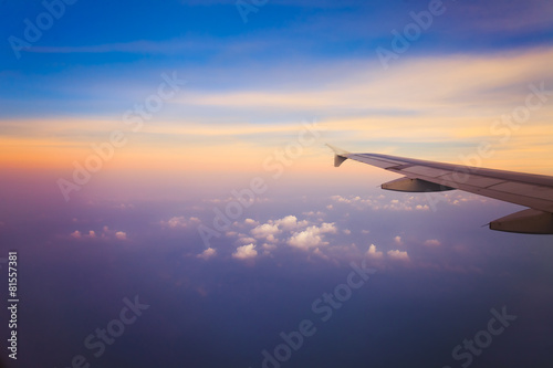 Samolot na niebie przy wschodem słońca