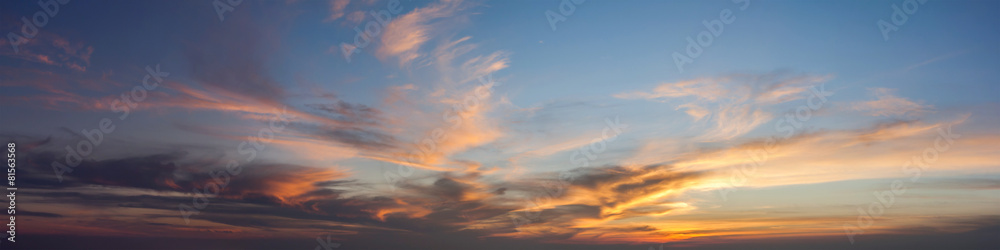 Fototapeta premium Słońce ustawić niebo z chmurą, panoramiczny obraz.