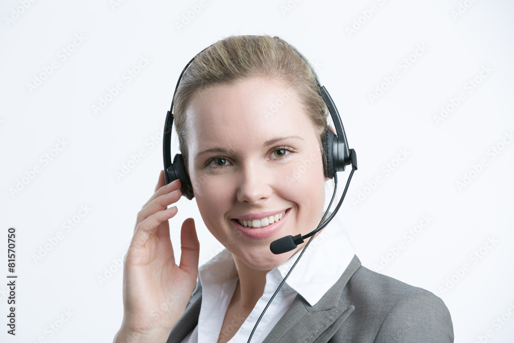 Hübsche Frau mit Headset lächelt in die Kamera Hübsche Frau mit Headset lächelt in die Kamera