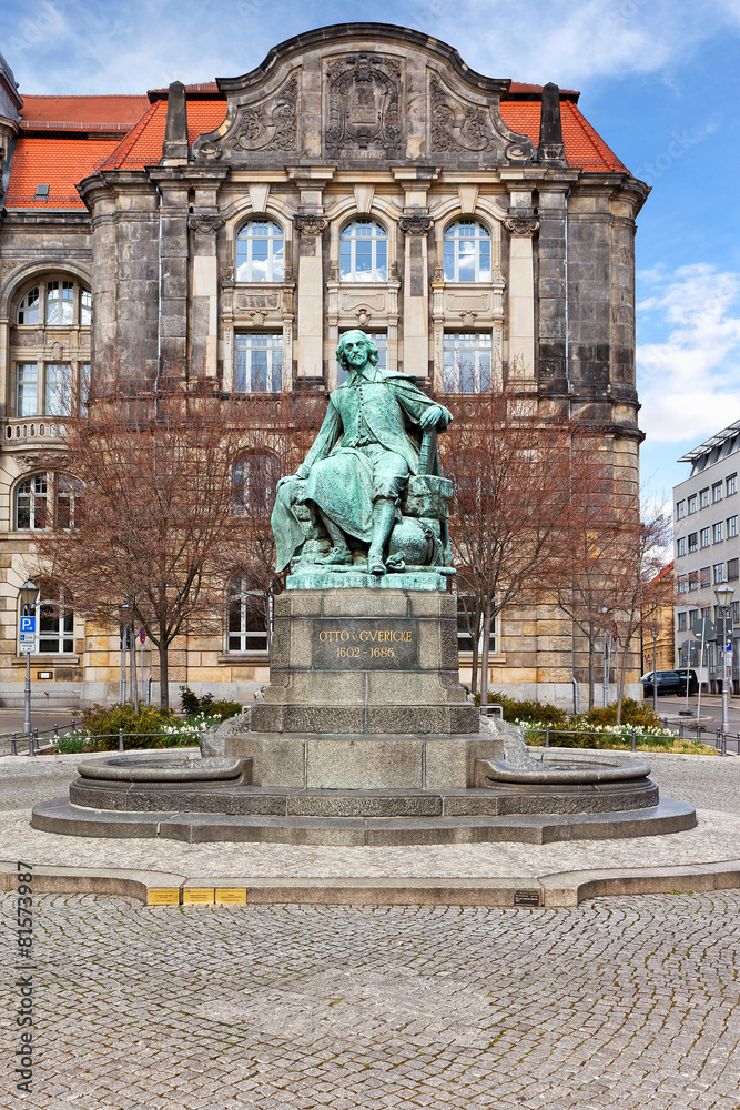 Neues Rathaus Magdeburg mit Otto von Guericke Denkmal
