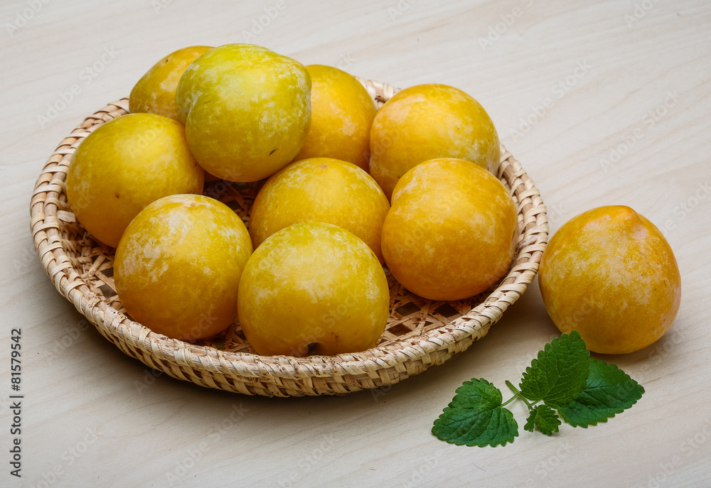Yellow plums Yellow plums