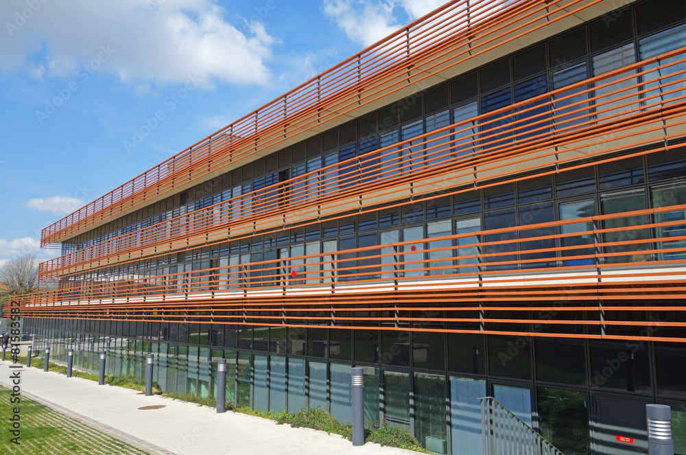 Façade de bâtiment en terre cuite
