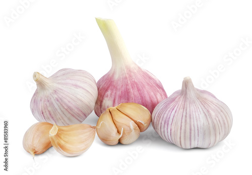 Heads young and mature garlic, and raw cloves of garlic.