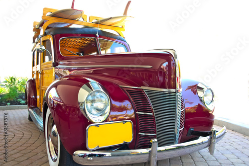 Φωτογραφία Vintage station wagon with surfboards on roof