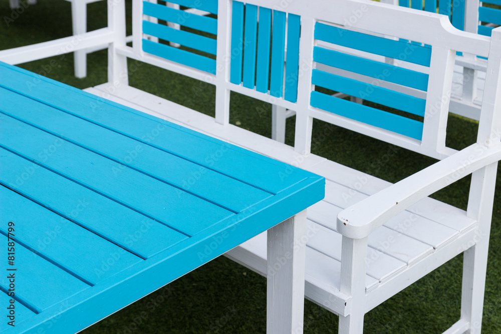 Naklejka premium blue and white wooden chair and table