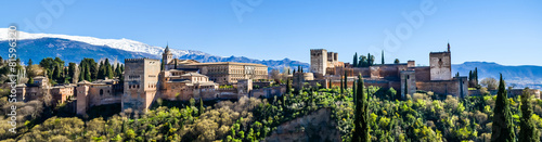 Fotografiet Panorama Alhambra in Granada vor schneebedeckter Sierra Nevada