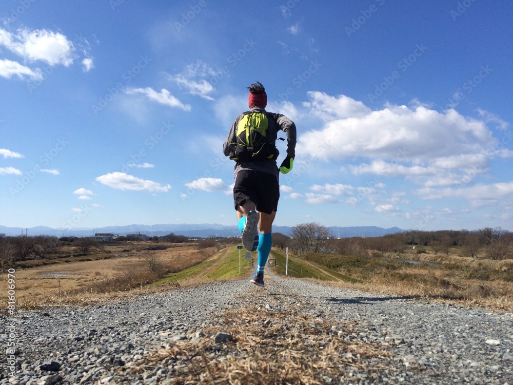 Male runner on long country trail - obrazy, fototapety, plakaty 