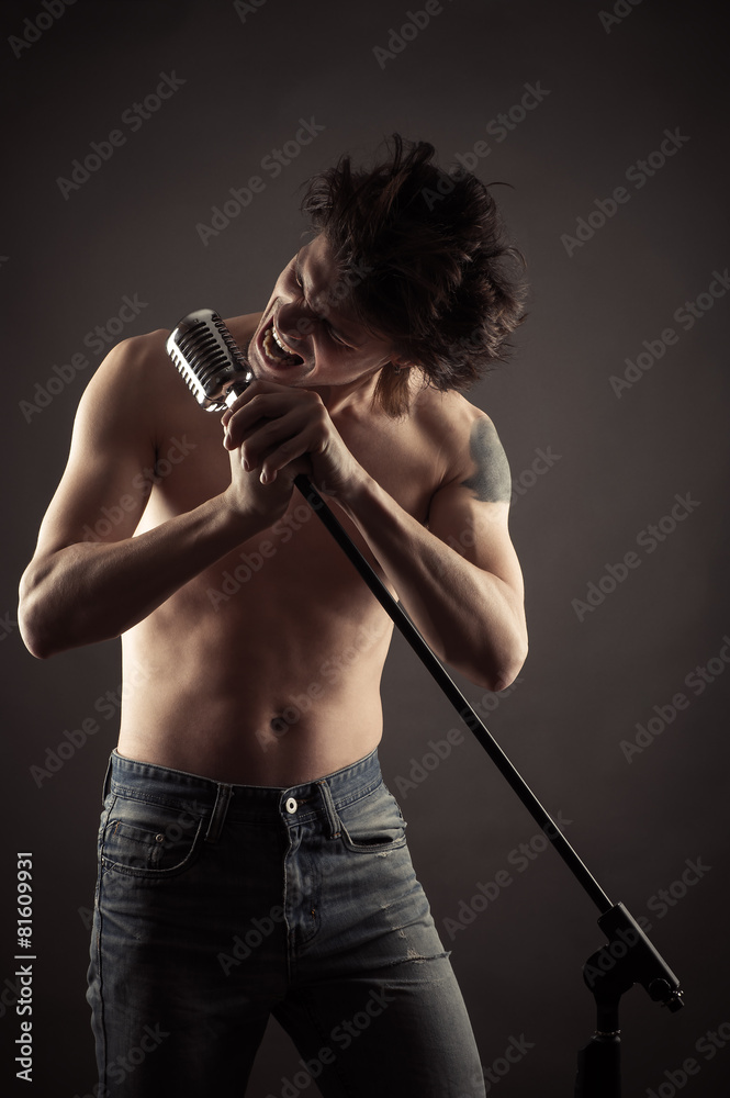 Obraz premium emotional singer singing into retro microphone