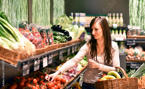 junge Frau kauft Obst & Gemüse im Supermarkt ein