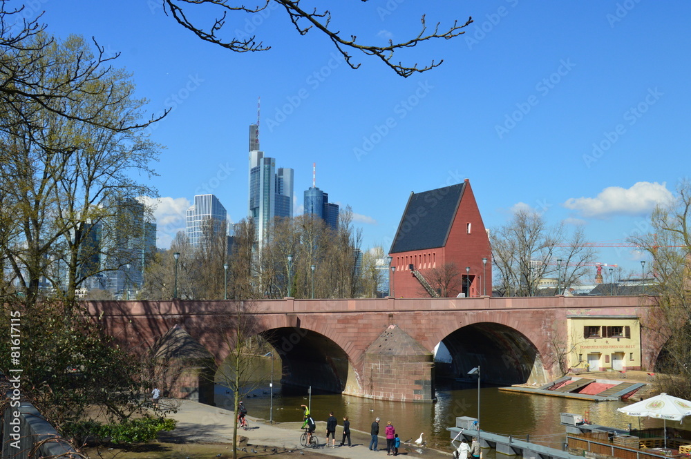 Frankfurt/Main, Alte Brücke mit Neuem Portikus StockFoto Adobe Stock
