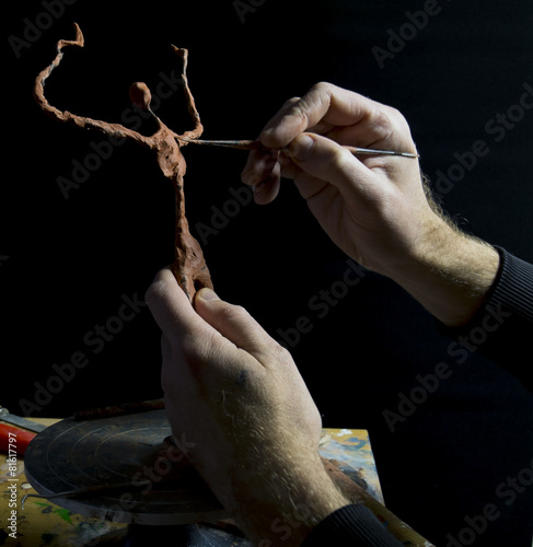 Main d'homme modelant sculpture