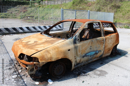 Auto incendiata nel parcheggio di una stazione photo