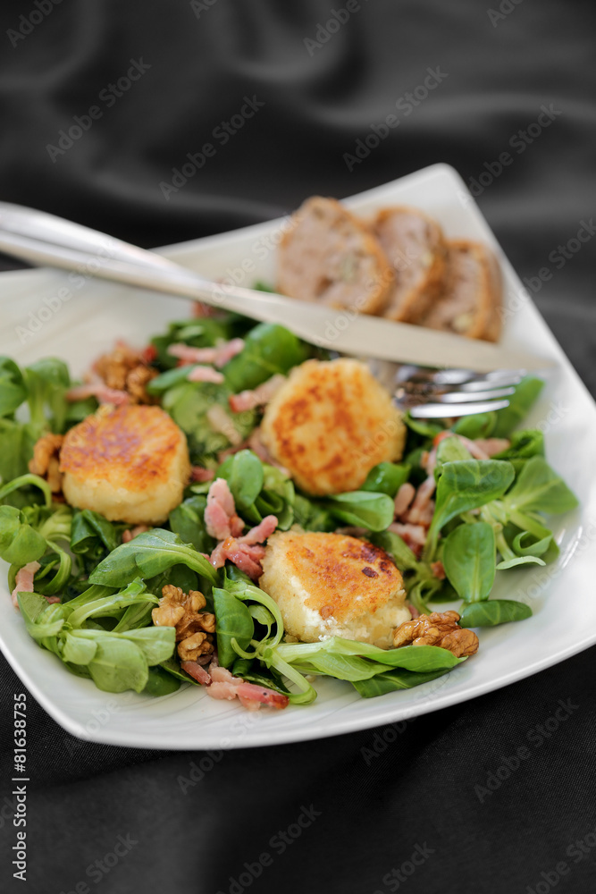salade de chèvre chaud sur assiette blanche 3 salade de chèvre chaud sur assiette blanche 3