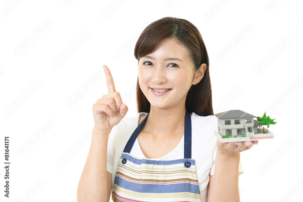 Obraz premium 住宅模型を持つ女性