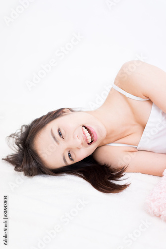 ベッドに横になる女性