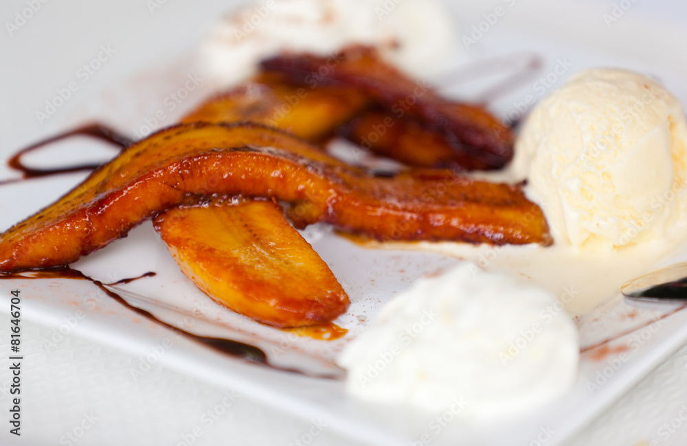 dessert créole, bananes flambées, glace à la vanille dessert créole, bananes flambées, glace à la vanille