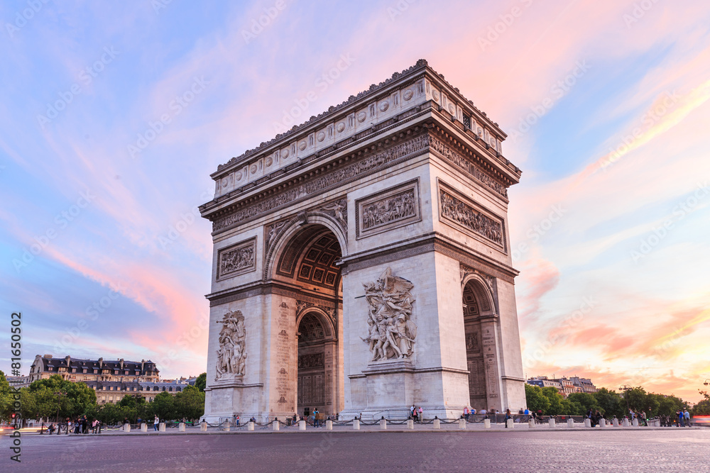 Naklejka premium Champs-Elysees o zachodzie słońca w Paryżu