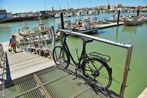Bicicleta en el puerto de Chipiona, Cádiz, España