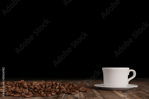Kaffeebohnen mit Kaffee in Tasse