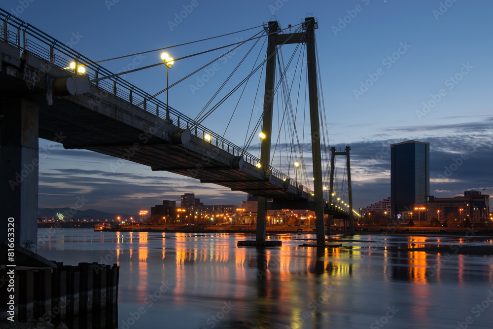 Night Krasnoyarsk, a pedestrian bridge over the Yenisei