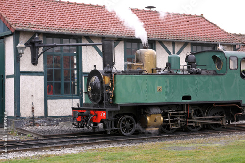 dampflokomotive und bahnhofsgebäude
