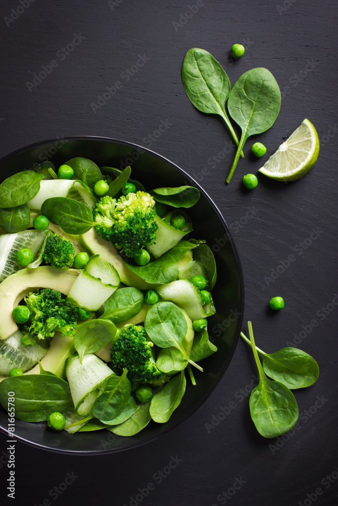 Obraz premium Healthy food. Fresh green salad.