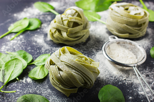 Tablou pe pânză dry spinach pasta, fresh spinach and flour