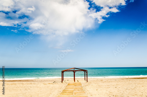 Zelt Rahmen am leeren Strand von Mojacar photo