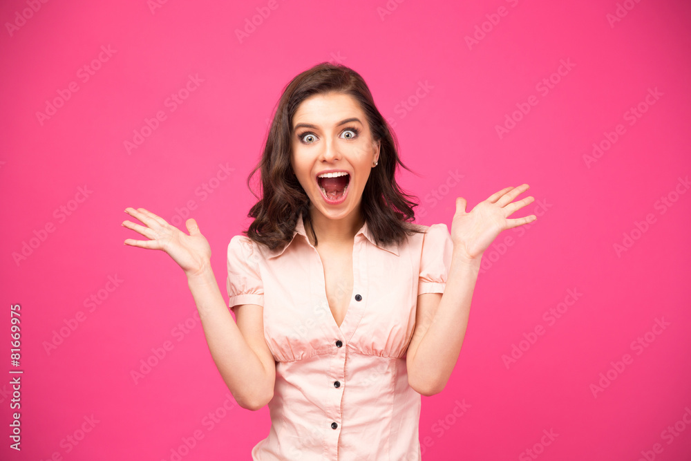Surprised woman shouting over pink background - obrazy, fototapety, plakaty 