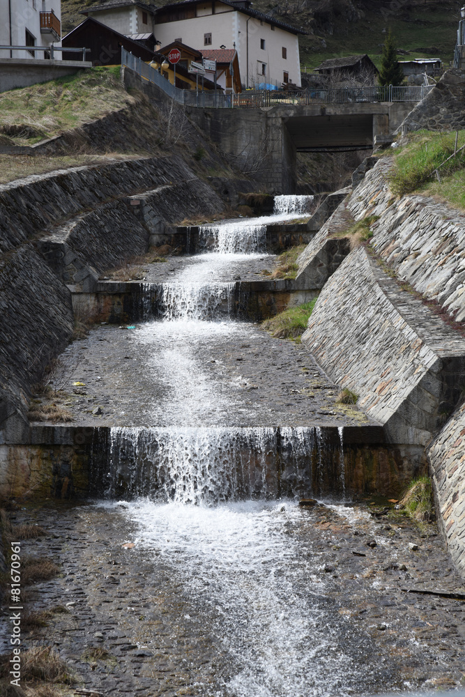 Obraz premium ruscello con cascate