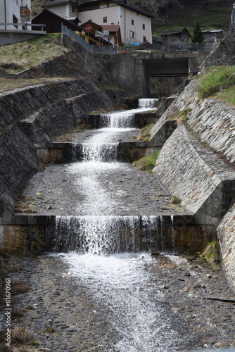 ruscello con cascate