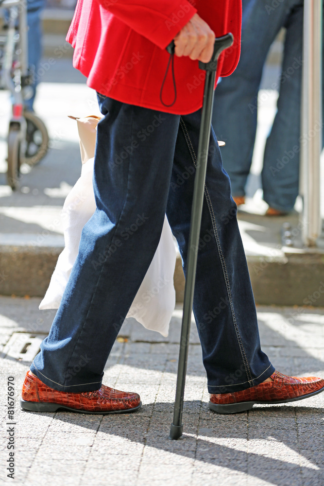 Fototapeta premium Mann mit Spazierstock