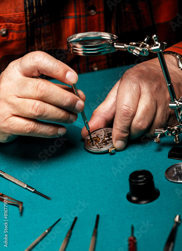 Fotografi Senior watchmaker repairing an old pocket watch