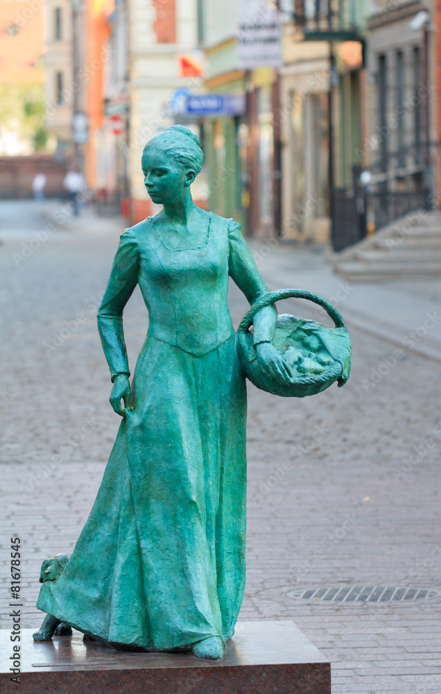 Torun, Statue of woman baker (Piernikarka) - obrazy, fototapety, plakaty 