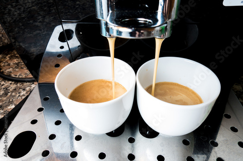 Preparazione caffè espresso con la macchina  da caffè automatica photo