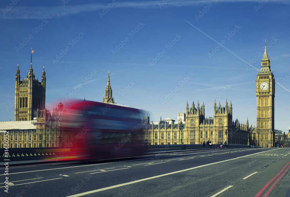 Fototapeta premium Ben and bus crossing the bridge