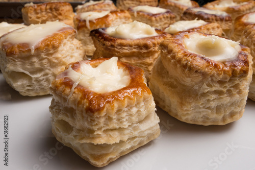 Vol-au-vent di pasta sfoglia ripieni con crema ai formaggi photo