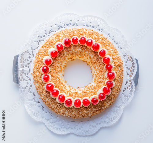 Foto Frankfurter Kranz mit Kirschen auf weißem Hintergrund