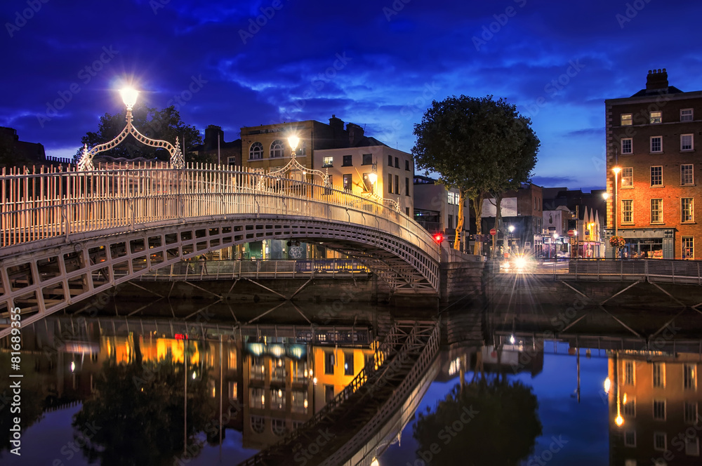 Bridge in Dublin at night - obrazy, fototapety, plakaty 